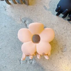 Wall To Wall Lifestyle Flower Claw Clip